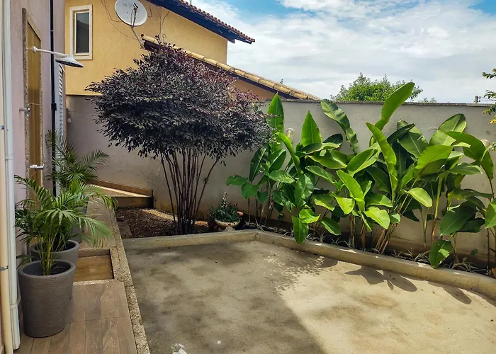 Studio completo com ar, garagem e varanda espaçosa em Itaipuaçu - Ideal para 3 pessoas