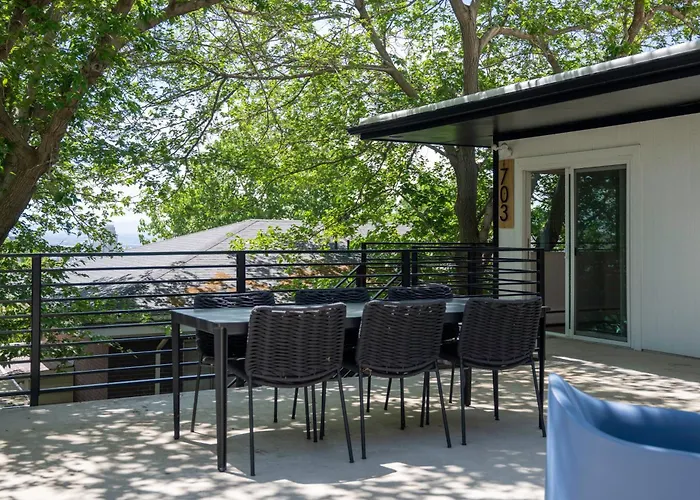 Hillside Retreat With Hot Tub & Sweeping City Views