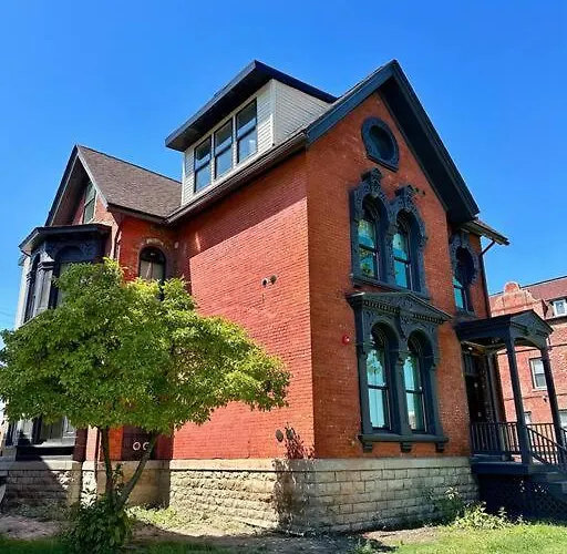 Stylish Studio-Free Parking, Prime Location