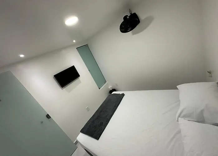 Quarto privativo com banheiro compartilhado em Pousada recém construída,a 500mts do pátio do forró
