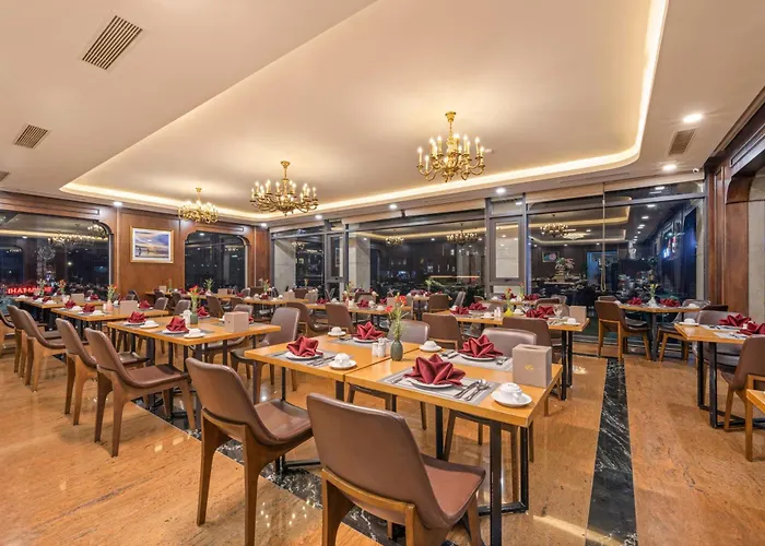 Golden Lotus Hotel Da Nang - Rooftop Bar Sea View