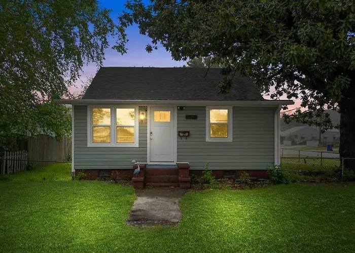 Beach Bungalow - 1 Block To Beach - Pets Welcome!