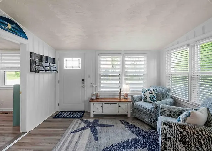 Beach Bungalow - 1 Block To Beach - Pets Welcome!