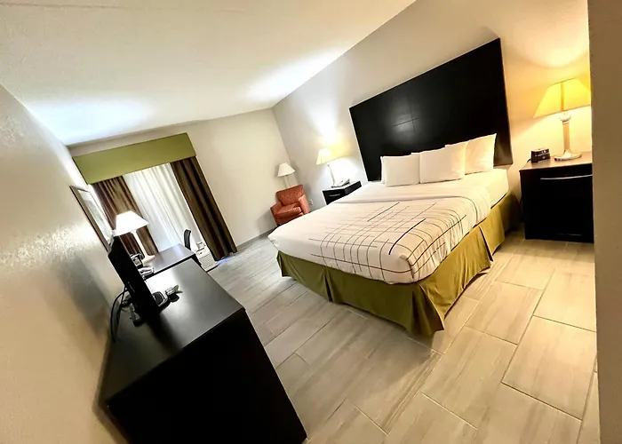 La Quinta By Wyndham Salina