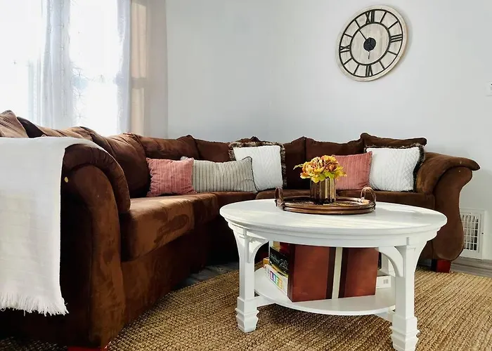 The Chic Shack / Centrally Located 2Br/1Ba Home