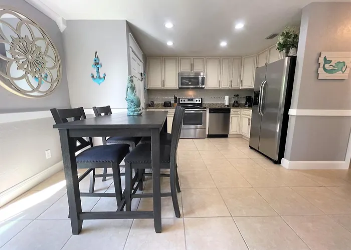 Stylish And Modern 2 Bedroom, 2 Bathroom. The Mermaid Suite.