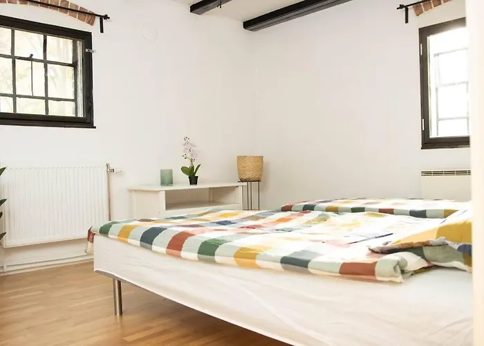 Historical Malt Factory Apartment, 6 Bedrooms, Sleeps 16 , Hot Tub