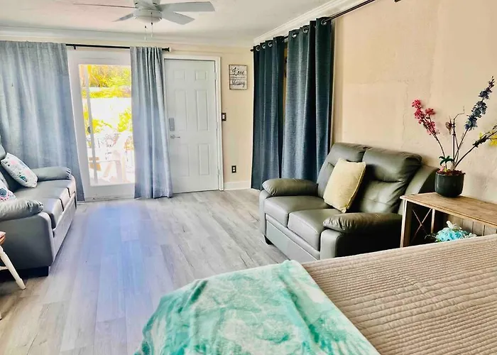 Cozy 2 Bedrooms Home By The Water