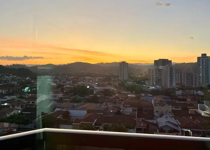 Apto para CASAL com bela VISTA, cama KING, COZINHA COMPLETA, VARANDA, PISCINA, SAUNA, PORTARIA 24h e GARAGEM
