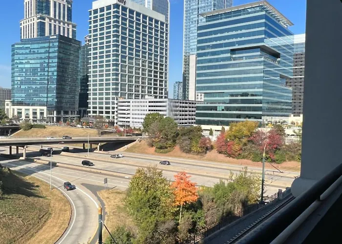 Spacious 2 Bed, 2 Bath Uptown Gem In The Heart Of The City-Parking-Wi-Fi-Balcony-Walk To Boa Stadium