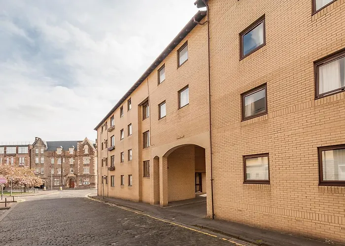 Gilmour'S Entry Apartment