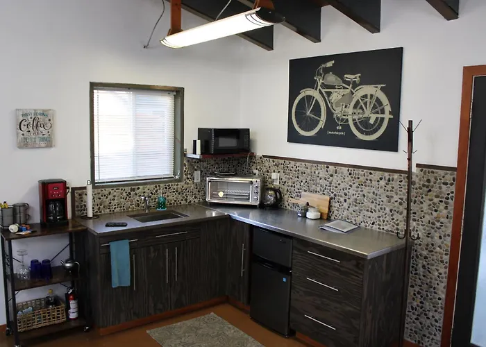 Private Bright Modern Studio! Queen Bed !