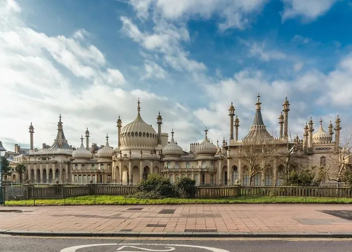 Seafront Sanctuary Beautiful Art Deco Apartment With Stunning City & Sea Views