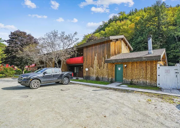 210 Cedarbrook Queen Studio