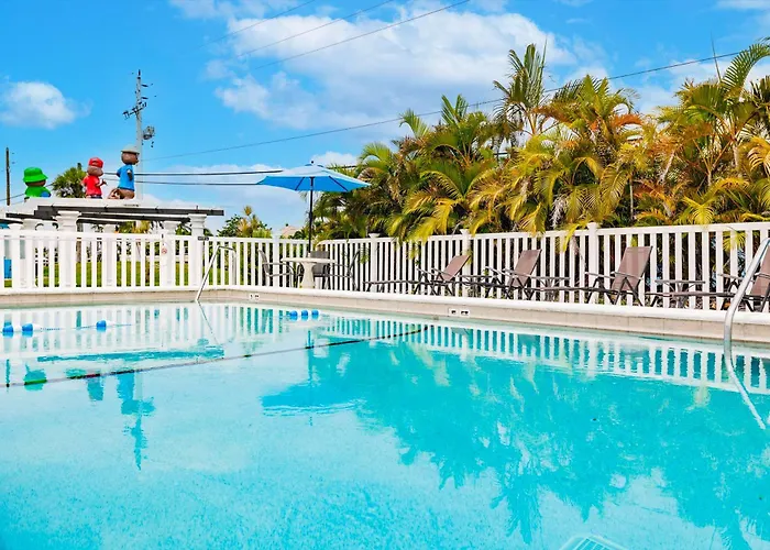 2 Bed Cottage With Pool, Close To Beach! Bbq Grills & Patio