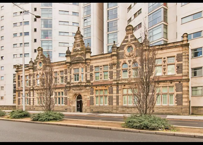 Stunning Spacious City Apartment With Free Parking
