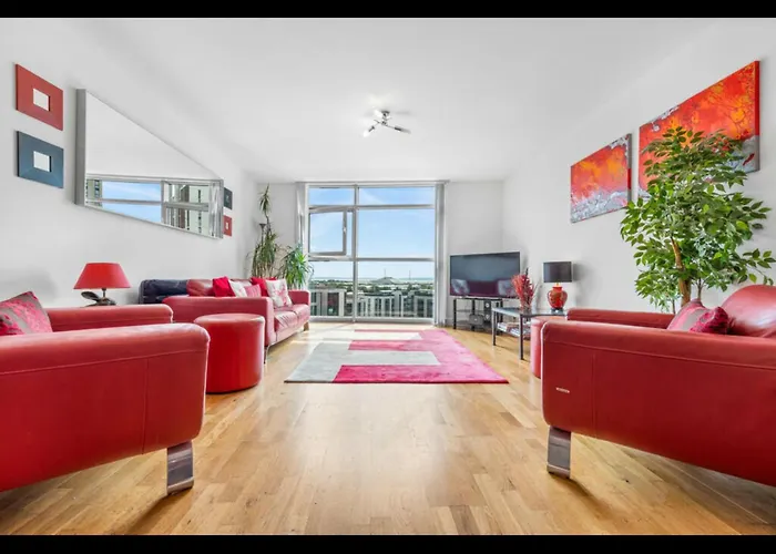 Stunning Spacious City Apartment With Free Parking