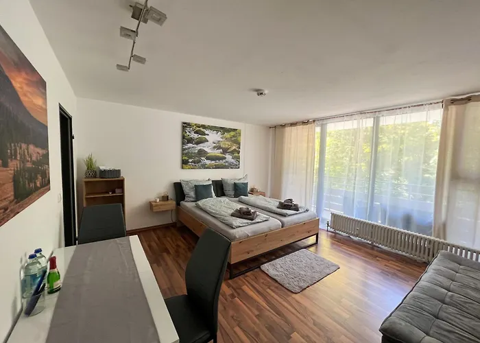 Helle FeWo am Waldrand - mit Balkon, Pool&Sauna