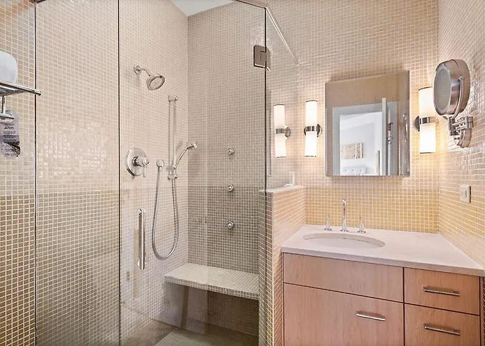 Independence Square 304, Stylish Hotel Room With Downtown Views & Great Location