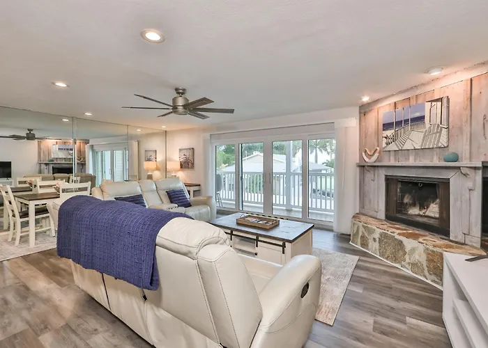 100 Steps To Beautiful Indian Rocks Beach, Oceanside, 2 Bedroom Updated Condo