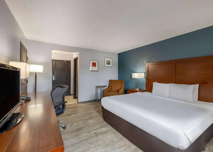 Travelodge By Wyndham Brooklyn Center