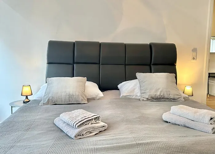 Modernes City-Apartment mit Blick in den Park und 2 Bäder H9