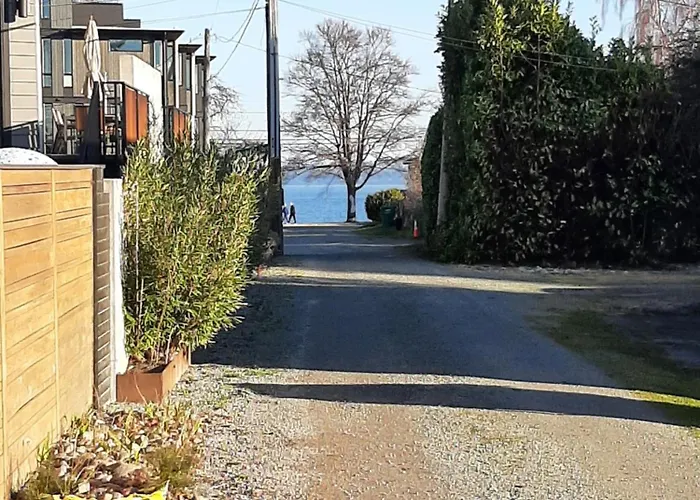 Upstairs Alki Beach Apartment - Seattle -Historic-1858