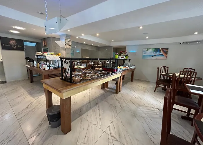 Riviera de São Lourenço Flat estúdio 220 Amarilis, 03 piscina climatizada, serviço de hotelaria, limpeza e troca de toalhas diária, carregador veiculo elétrico e serviço de praia finais de semana WiFi 500