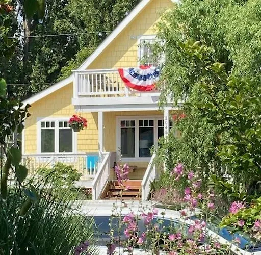 Upstairs Alki Beach Apartment - Seattle -Historic-1858