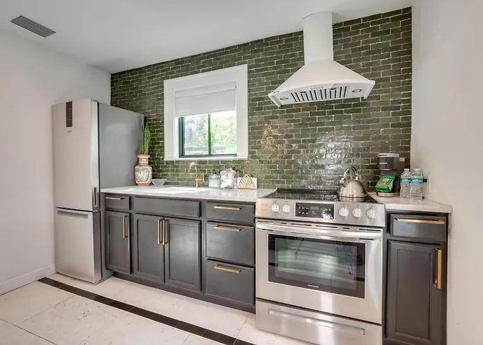 Chic Getaway In Desirable South Tampa District!