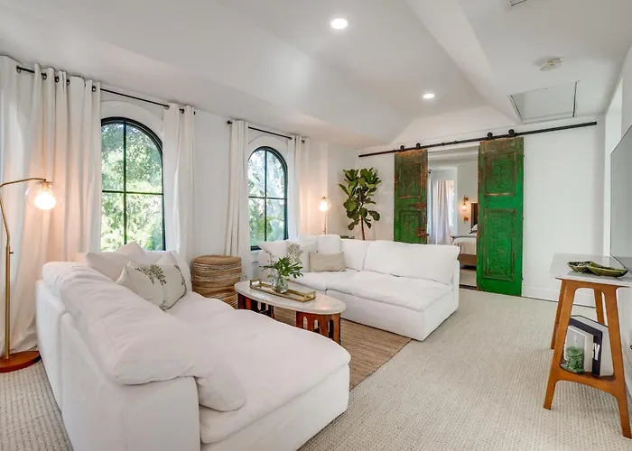 Chic Getaway In Desirable South Tampa District!