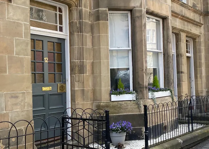 Lovely Main Door 2 Bed Apartment