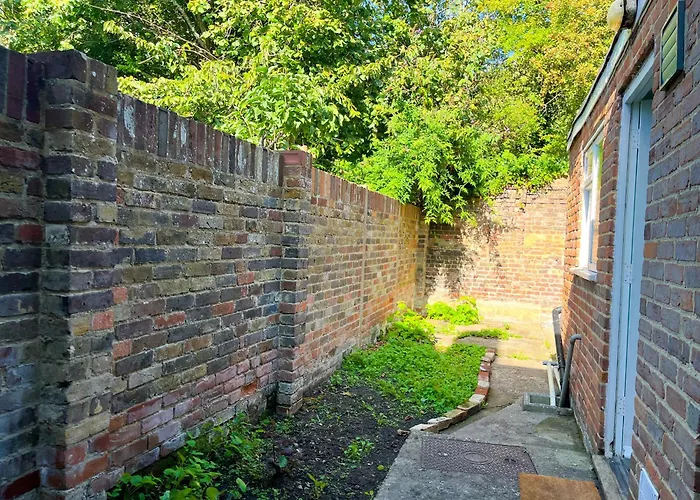 Canterbury King Bed House With Free Parking & Garden