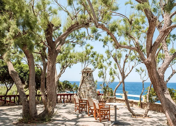 Cavos Bay Hotel & Studios