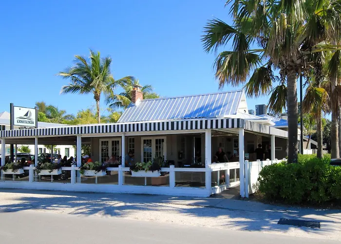 Anna Maria Island Runaway Tropical Dream-One Minute Walk To The Beach-Heated Pool