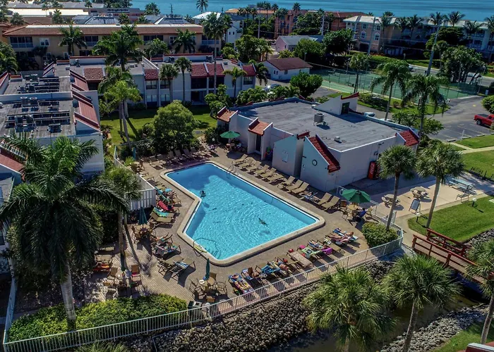 Anna Maria Island Runaway Tropical Dream-One Minute Walk To The Beach-Heated Pool