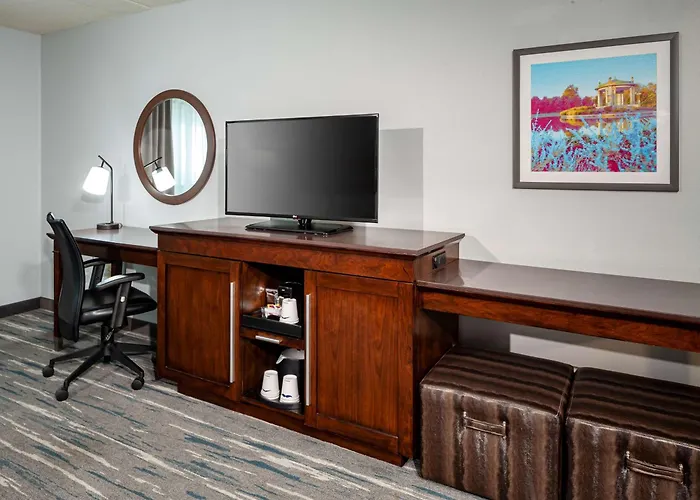Hampton Inn & Suites St. Louis At Forest Park