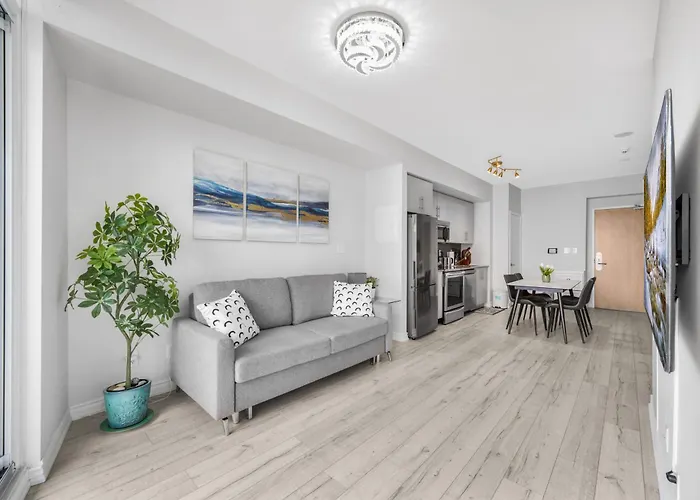Luxury Downtown Toronto 2 Bedroom Suite With City And Lake Views And Free Parking