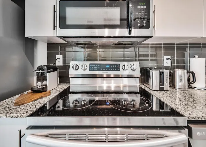 Luxury Downtown Toronto 2 Bedroom Suite With City And Lake Views And Free Parking