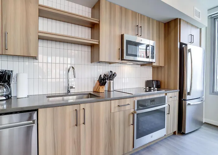 Stylish Condo At Clarendon With Rooftop Views