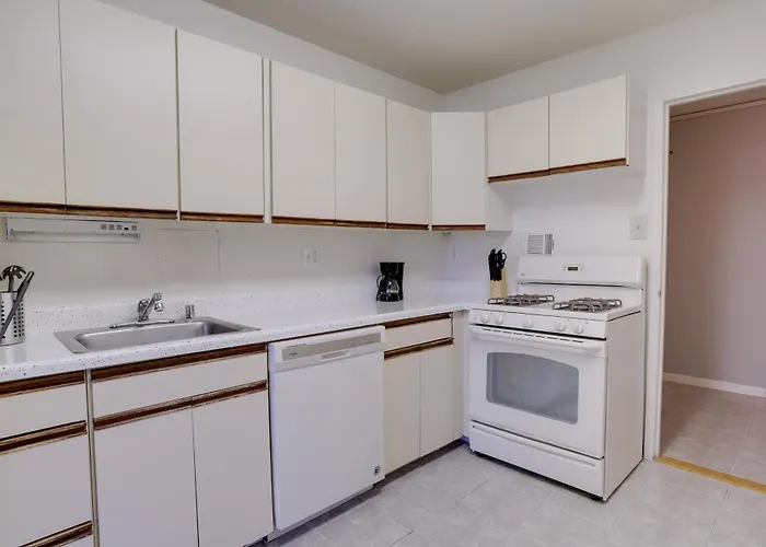 Fantastic 2 Bedroom Apt + Den @Crystal City With Gym