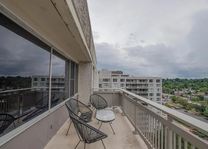 Fantastic 2 Bedroom Apt + Den @Crystal City With Gym