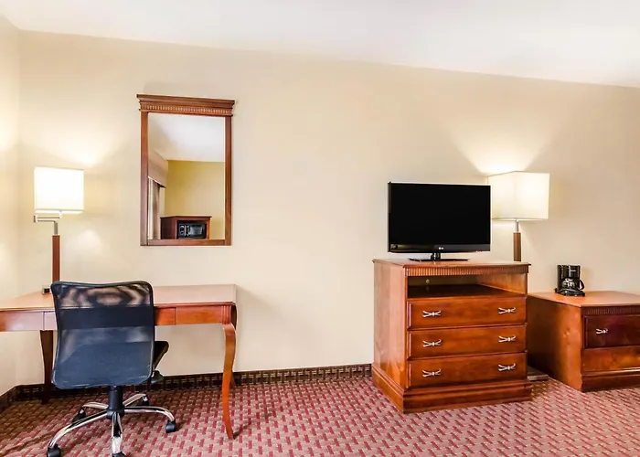 Quality Inn & Suites Carthage Near Precious Moments Chapel