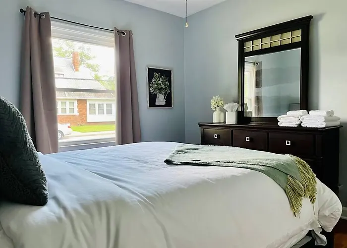 Green Roof Inn - Centrally Located 2Br/1Ba Home
