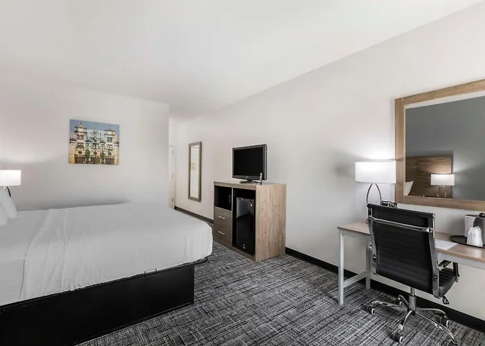Best Western Plus Midamerica Hotel