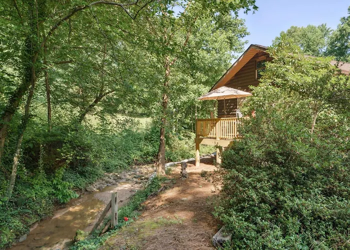Hickory Hideaway: Pet-Friendly Haven W/ Fire Pit!