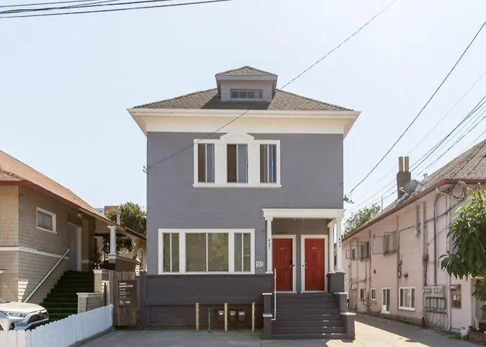 Modern Apt Near All Conveniences
