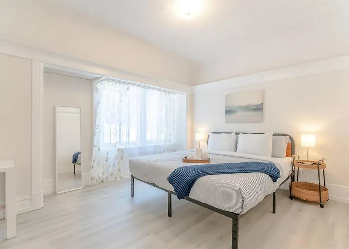 Modern Apt Near All Conveniences