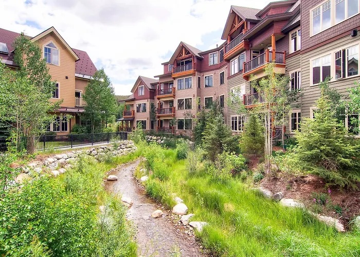 Luxurious, Walk-To-Lift Condo With 2 Balconies, Scenic Views, Pool & Hot Tubs