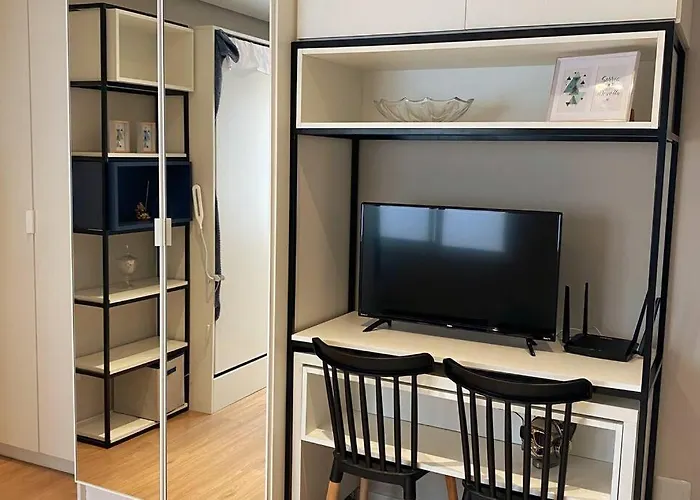 Studio central completo! Garagem coberta para carros médios Sem elevador